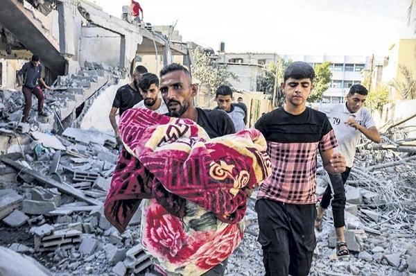 Gazze Şeridi'nin merkezindeki Maghazi Belediye Başkanı Dr. Hatem AlGhamri, kamyon şoförlerinin İsrail hava saldırılarından korunmak için görevlerini yerine getiremediklerini belirtti.