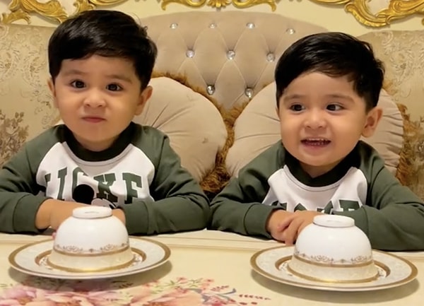 Bir aile ikiz bebeklerinin paylaşımcı olup olmadığını görmek için küçük bir deney yaptı.