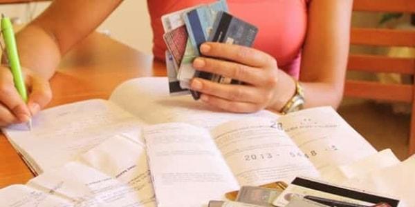 Kredi kartına 10 bin lira borcu olan bir vatandaş, borcunu geciktirirse 402 lira faiz yükünü sırtlayacak.