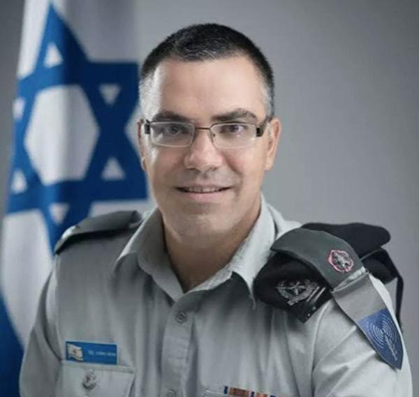 İsrail İşgal Güçleri (IOF) sözcüsü Avichay Adraee sosyal medya hesabından yaptığı paylaşımla gündem oldu. Adraee, Hamas'ın askeri kanadı İzzeddin El Kassam Tugayları'nın resmi sözcüsünün kimliğini açıkladığını iddia etti.