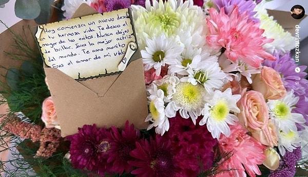 Özkan, sosyal medya hesabından Lucas Torreira'nın gönderdiği çiçeği ve notu paylaştı.