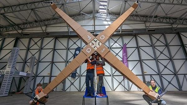 Manchester Üniversitesi'ndeki bilim insanları, sıra dışı bir projeyi hayata geçirerek devasa bir drone üretti.