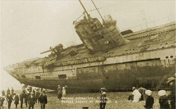 6. Birinci Dünya Savaşı'nın sonunda teslim olan bir Alman U-botu olan U-118'in enkazı. (1919)