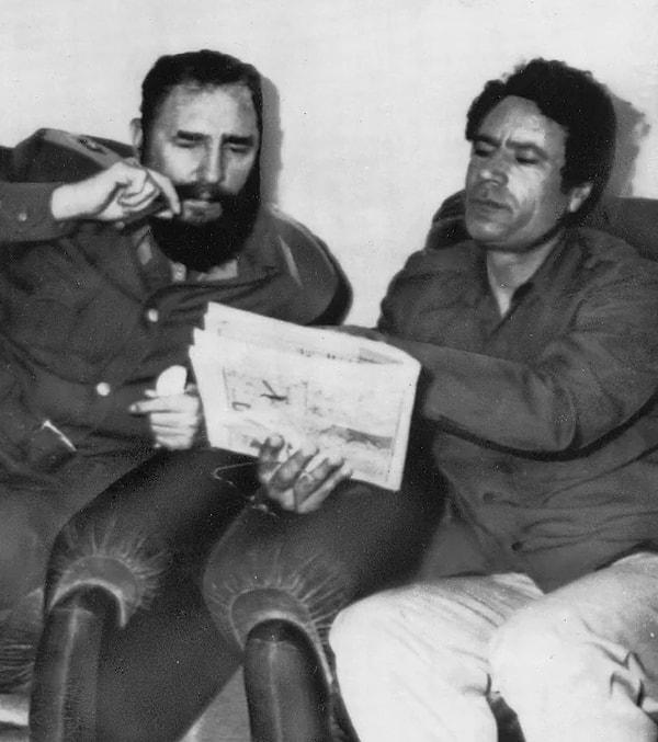 11. Fidel Castro ve Muammar Kaddafi'nin 1977 yılında Libya'da yaptıkları bir görüşme.