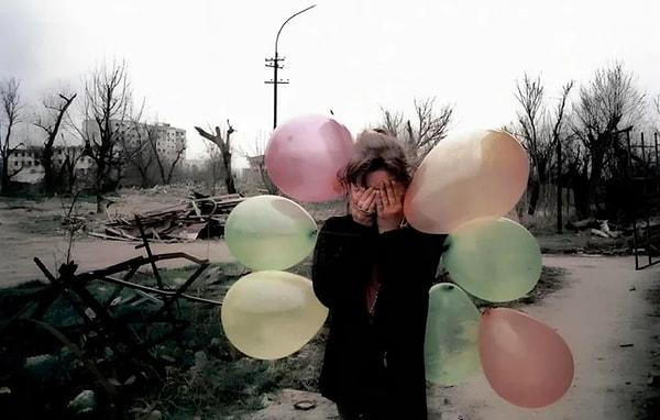 12. Çeçenya'nın başkenti Grozni'de balonlarıyla duran bir Çeçen kız. (2002)