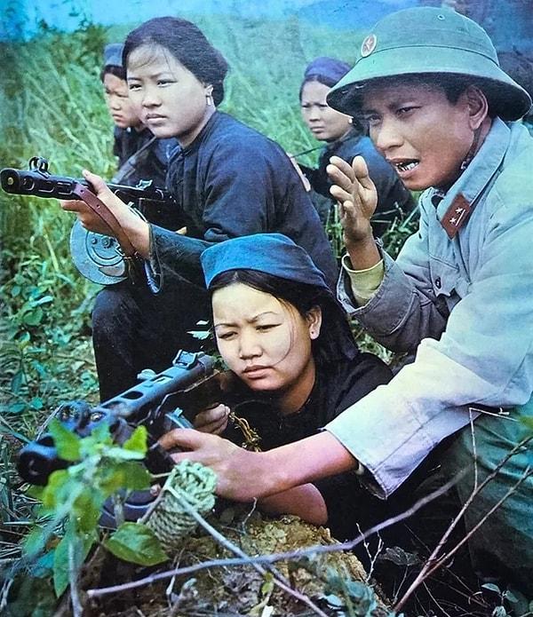 13. Çin-Vietnam Savaşı sırasında bir grup Vietnamlı kadına ateşli silahların nasıl kullanılacağını öğreten bir Vietnam ordusu askeri. (1979)