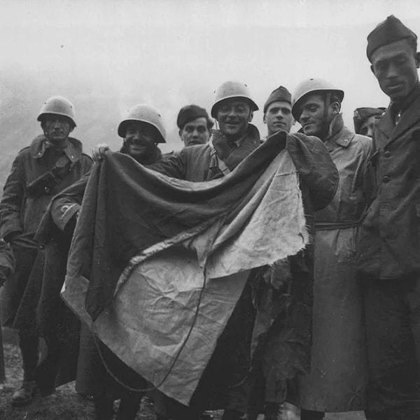 15. Alpler Savaşı sırasında ele geçirilen bir Fransız bayrağını sergileyen İtalyan askerleri. (Haziran 1940)