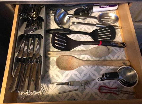 7. Bir çatal bıçak düzenleyici, mutfak çekmecenizde rastgele dolaşan çatallar ve kaşıklara el sallamanızı sağlar.