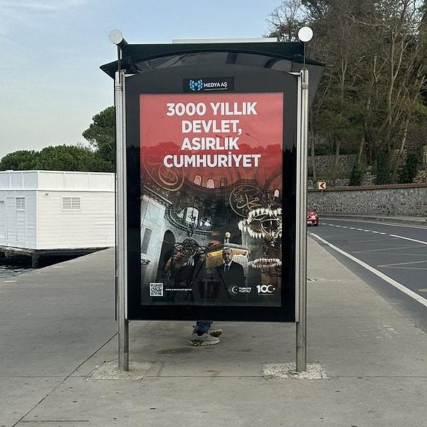 Derken sosyal medyada İletişim Başkanlığı'nın yayımladığı bir afiş dikkat çekti. Afişte Cumhuriyet'in kurucusu Mustafa Kemal Atatürk yerine Erdoğan, TBMM yerine de Ayasofya Camii seçilmişti.