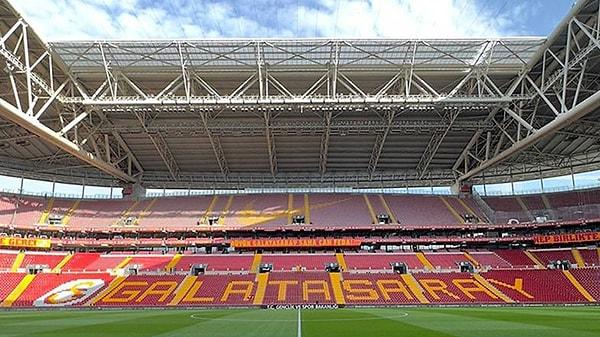 Galatasaray geçen yıl kombine biletlerini 2 ila 10 bin lira arasında değişen fiyatlarda satarken, bu yıl 6 bin ila 44 bin lira arasında satışa sundu. Yüzde 200'ün üstünde oranlarda artışla liderliği göğüsledi.