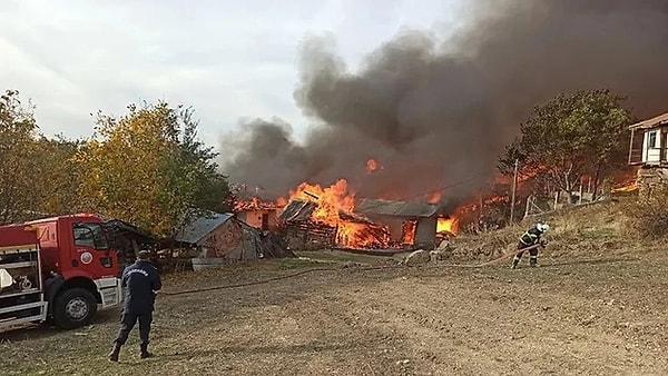 Kastamonu’nun Tosya ilçesinde bulunan Yağcılar köyüden başlayan yangın kısa sürede yayıldı. Köyün muhtarı, yangının 40 haneyi sardığını açıkladı.