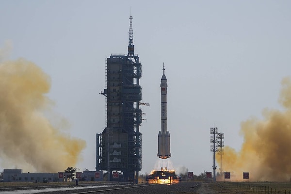 Pekin'in resmi açıklamasına göre istasyonun faaliyetine başladığından bu yana gönderilen en genç ekip, Shenzhou-17 modülüyle istasyona doğru hareket etti.