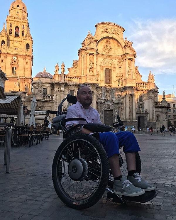 2021 yılında Radcliffe, Holmes'un tekerlekli sandalyede olmasından utanmadığını dile getirdi.