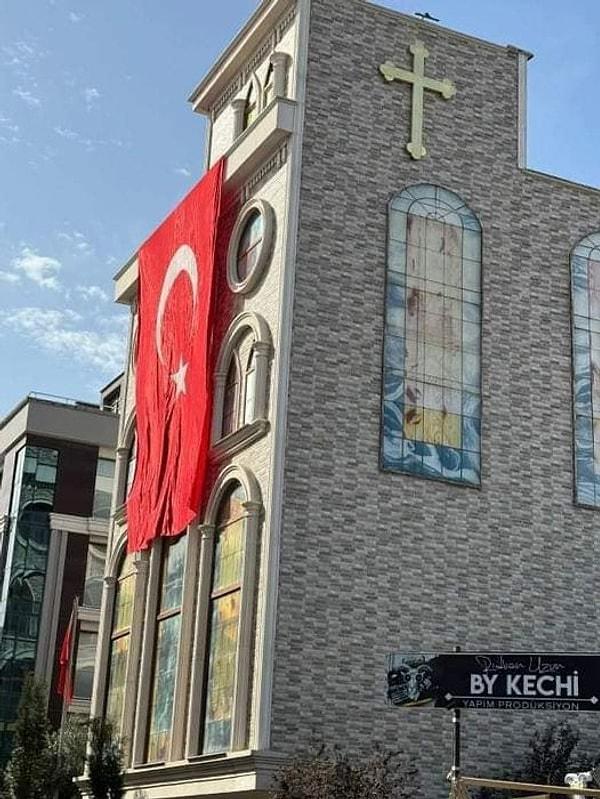 5. Cumhuriyet hepimizin. 100. yıl kutlamalarına Samsun'da bulunan Protestan Baptist Agape Kilisesi de yapının ön yüzüne dev Türk bayrağı asarak katıldı.