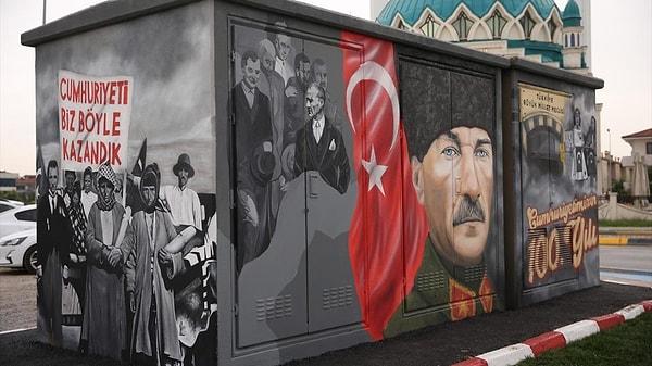 6. Sakarya'nın Serdivan ilçesindeki bir elektrik panosu da bu Cumhuriyetin nasıl kazanıldığını hatırlatan resimlerle süslendi.