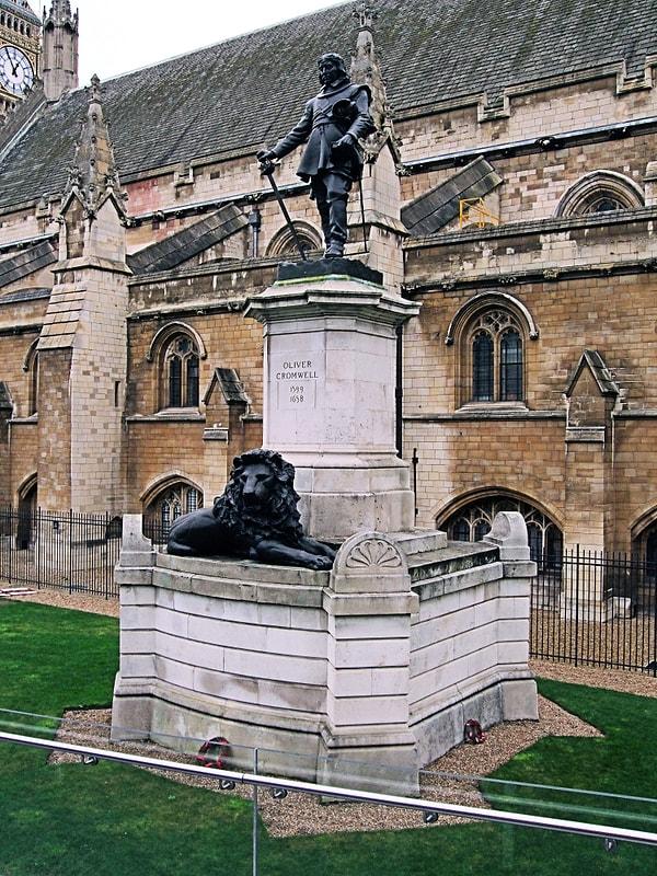 Ancak, tüm bu yaşananlara rağmen Cromwell, İngilizler için tarihin en önemli liderlerinden biri olarak kabul edilmektedir. Londra'da, Westminster'ın önünde onun büyük bir heykeli bulunmaktadır.