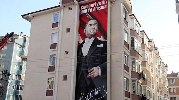 24. Edirne'deki bir apartmana ise site yönetimi kararıyla 15 metrelik dev Atatürk portresi yapıldı.