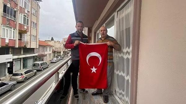 İsteği "Balkonuna Belediye ekiplerimiz tarafından kendisine hediye edilen, şanlı Türk bayrağını asan Bayrak asan dayı, 100. yıl vesilesi ile tüm hemşehrilerimizi bayraklarını iş yerlerine, evlerine asmalarını istedi" şeklinde aktarıldı.