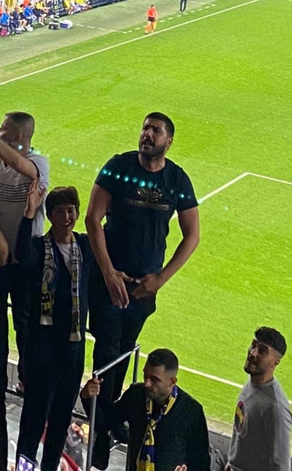 Ali Koç'un oğlu Kerim Rahmi Koç, Ludogorets karşılaşmasında Fenerbahçe'ye destek vermek için tribünlerde taraftarlarla beraberdi.