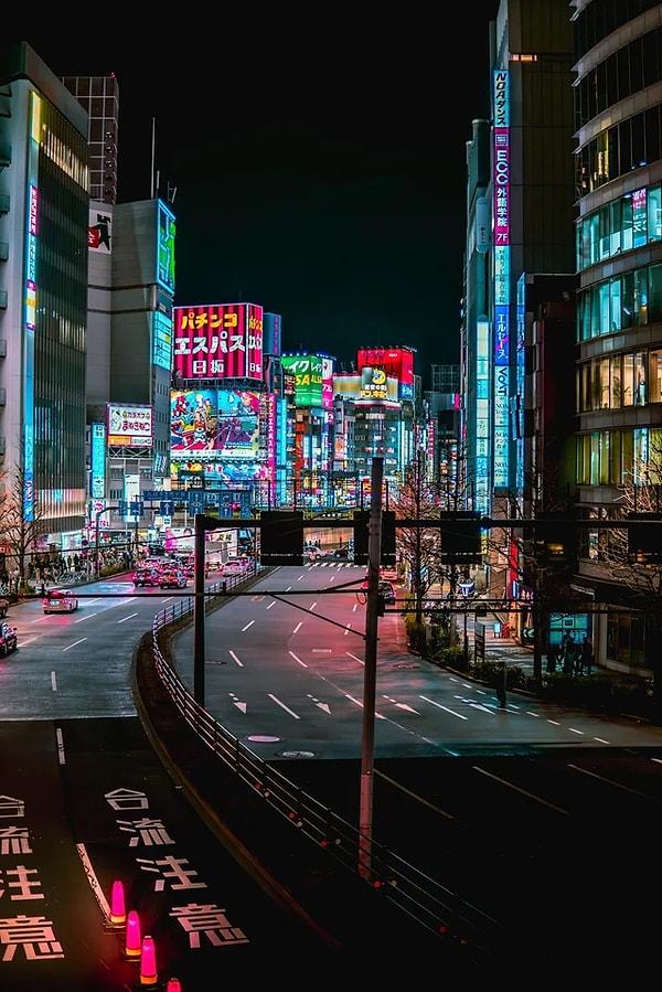7. "Tokyo, Shinjuku geceleri."