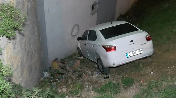 Olay, Pendik D-100 kara yolu bağlantısındaki Kainat Sokak üzerinde yaşandı. Ankara istikametine ilerlerken navigasyonun gösterdiği ara yolda park halinde yolu kapatan araçlara çarpmamak için direksiyonu sola kıran sürücü, direksiyon hakimiyetini kaybederek yol ile bina arasındaki boşluğa uçtu.