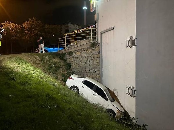 Olayın bildirilmesi ile olay yerine polis, itfaiye ve sağlık ekipleri geldi. Sürücü sıkıştığı yerden çıkarılarak Pendik Marmara Eğitim ve Araştırma Hastanesine kaldırıldı. Sürücünün hayatı tehlikesi bulunmadığı belirtildi.