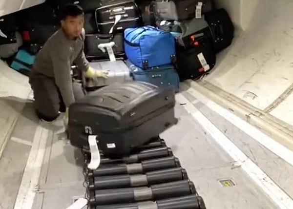 13. "Uçakta bagaja verdiğiniz çantalar yuvarlanarak bize ulaşır. Tekerleği olmayan bir çantaysa direkt yere fırlatılır."