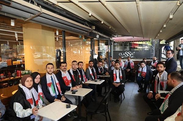 Starbucks’a bir tepki de AK Parti Gençlik Kolları’ndan geldi. Gençlik Kolları üyeleri gruplar halinde 81 ildeki Starbucks’lara giderek herhangi bir ürün almadan ‘yer kapatma’ eylemi yaptı.