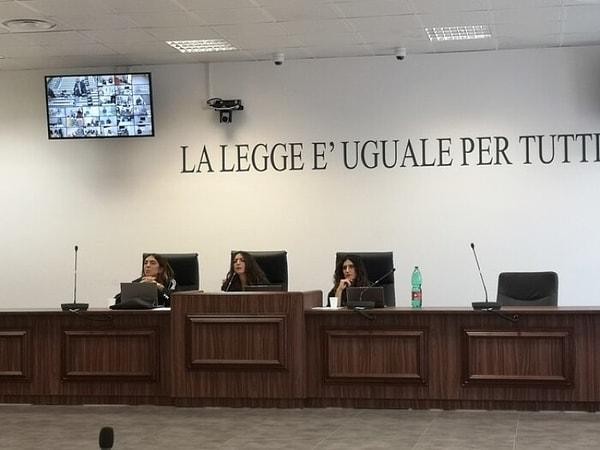 İtalyan mahkemesi ise ülkede emsal niteliği oluşturacak bir karar verdi. Anneye hak veren hakim Simona Caterbi, "anne evi" konforundan vazgeçmek istemeyen iki oğula evden tahliye kararı çıkardı.