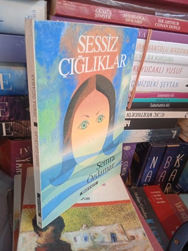 Özdamar, oyunculuğu bıraktıktan sonra Almanya'ya taşınarak ve öykü yazarlığına başladı. Özdamar "Sessiz Çığlıklar", "Hayat Bizi Yaşar", "Yalnız Kadın" gibi kitaplar yazdı.