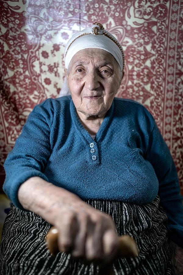 Atatürk'ün yanaklarını sıktığını söyleyen 101 yaşındaki Aliye Göker ise "Atatürk geldi, beni sevip, yanağımı sıktı. Bana 'Sen buraya neden geldin?' dedi. Ben de ona 'Seni görmeye geldim' dedim." dedi.