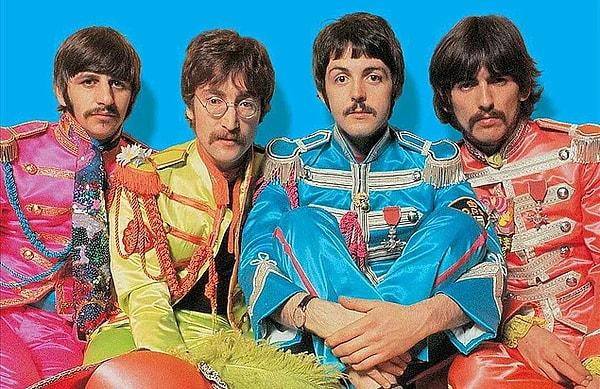 7. The Beatles'ın yıllar önce kaydetmeyi planlandığı "Now And Then" şarkısı, George Harrison'ın "çöp" olarak değerlendirmesi sonucu tam anlamıyla rafa kaldırılmıştı. Ancak Sir Paul'un bu şarkıyı tamamlamak istemesi üzerine, 2023 yılında çalışma yürütüldü. Yapay zeka yardımıyla tamamlanan şarkı, 2 Kasım'da dinleyicilerle buluşacak. Sir Ringo Star ise 2023 yılında hala The Beatles'ı anabilmenin çok heyecan verici olduğunu dile getirdi.