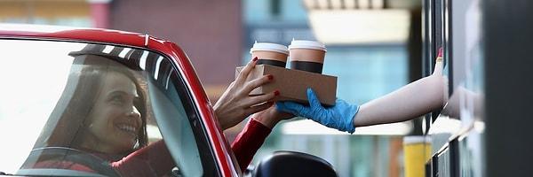 Kadının avukatları, "Arabaya servis çalışanı, müvekkilimizin kahve bardağının kapağını düzgünce sabitleseydi bu dökülmenin asla gerçekleşmeyecekti" şeklinde iddialarını yineledi.