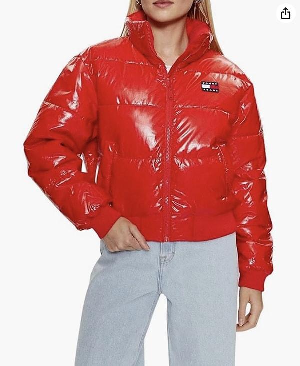 Bu yılın en moda renklerinden biri kırmızı. Dolayısıyla bu kış kırmızı mont ve ceket modellerini görmeye hazır olun.