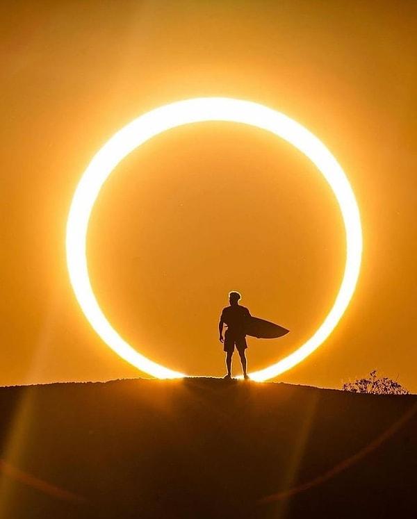 8. 14 Ekim'deki güneş tutulmasının önünde poz veren Brezilyalı sörfçü Ítalo Santos👇