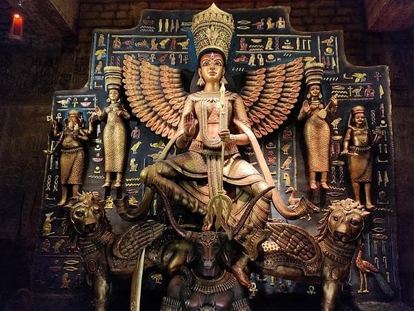 9. Mısır tanrılarının sanat tarzında Durga Puja putları. Kalküta, Hindistan