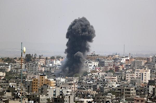 Gazze'deki bombardımanı yoğunlaştıran İsrail, yer yer şehrin elektrik ve su kaynaklarını da kesintiye uğratıyor.