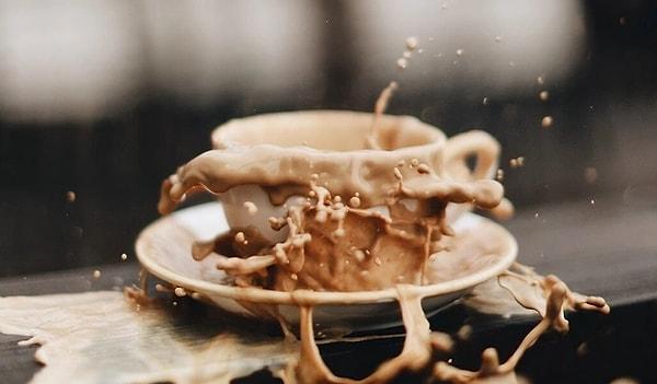 ABD'de bir kahve şubesinde yaşanan olayda ismi verilmeyen bir kadın kahve alırken sıcak kahve üstüne döküldü. Ciddi yanıkları olan kadın kahve firmasına açtığı tazminat davasının sonucunda 3 milyon dolar kazandı.