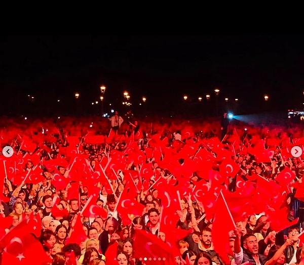 Binlerce kişinin ellerinde Türk bayraklarıyla eşlik ettiği konserde, ortaya çok güzel görüntüler çıktı.