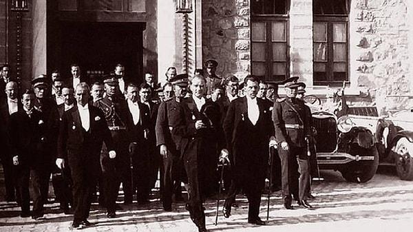 Atatürk'ün "fazilettir" diyerek tanımladığı ve en büyük eseri olarak gördüğü Cumhuriyet, işte bu kaotik sürecin ardından kuruldu.