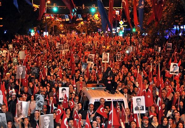 Kadıköy Belediyesi, Cumhuriyet'in 100. yılında Bağdat Caddesi'nde “Büyük Cumhuriyet Yürüyüşü” gerçekleştirecek. Yürüyüş, 19.23'te başlayacak. Kadıköy'de 100. yıl coşkusu, Zülfü Livaneli'nin Caddebostan Sahili'nde vereceği dev konserle devam edecek.