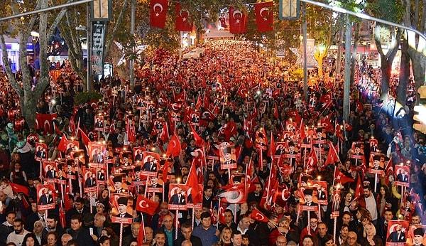 Cumhuriyet'in 100. yıl dönümü, Kadıköy'de coşkuyla kutlanacak. Bağdat Caddesi'nde düzenlenen Cumhuriyet yürüyüşleri ile her yıl 29 Ekim kutlamalarının merkezi haline gelen Kadıköy, Cumhuriyet'in 100. yıl dönümünde daha coşkulu kutlamalara ev sahipliği yapmaya hazırlanıyor. Kadıköy Belediyesi tarafından günler öncesinden başlayan Cumhuriyet etkinlikleri, 29 Ekim'de gerçekleştirilecek iki büyük kutlama programıyla 100. yıl coşkusunu doruğa çıkaracak.