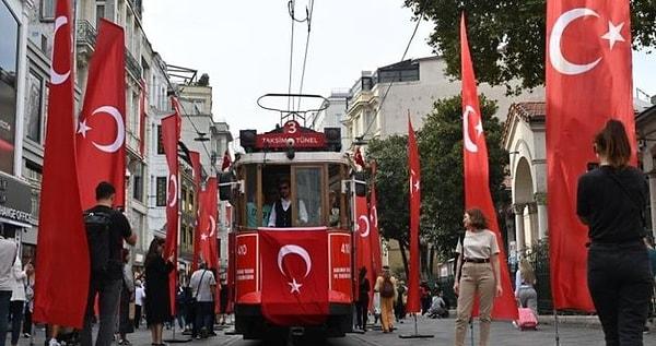 Geçtiğimiz günlerde İstiklal Caddesi, bu yıl yüzüncü yıl dönümü olan 29 Ekim Cumhuriyet Bayramı kutlamaları için kırmızı beyazla donatılmıştı.  Beyoğlu Belediyesi ekipleri tarafından caddeye platformlar üzerinde Türk bayrakları yerleştirilmişti.