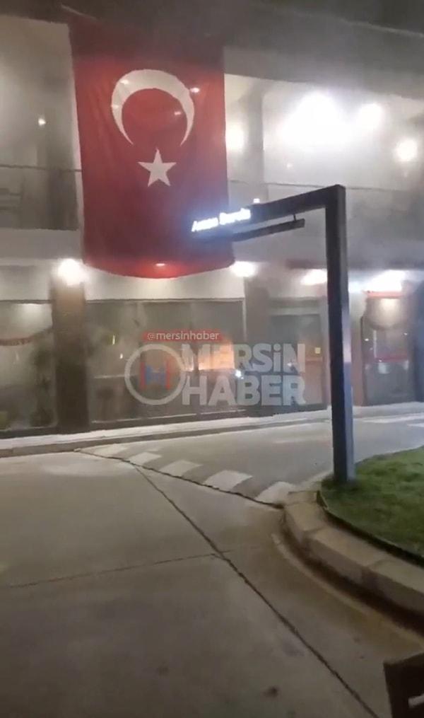Mersin Mezitli'de bir kişi McDonald's şubesine "Ya Allah Bismillah, Allahu Ekber" diyerek saldırdı. Önce şubenin camlarını kıran şahıs daha sonra içeriye molotof attı. Atılan molotof nedeniyle şubede yangın çıktı.