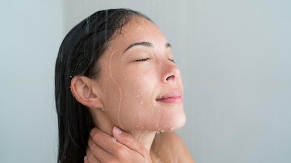 Sıcak su yerine ılık suyla duş almak, saçlarınızın daha hızlı uzamasına yardımcı olabilir.