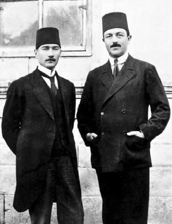 Çanakkale'den sonra Doğu Cephesi'nde 16'ncı Kolordu Komutanlığına atanan Mustafa Kemal, 1916'da Rus saldırılarını durdurarak Bitlis ve Muş'u düşmandan geri aldı ve bu cephede generalliğe terfi etti.