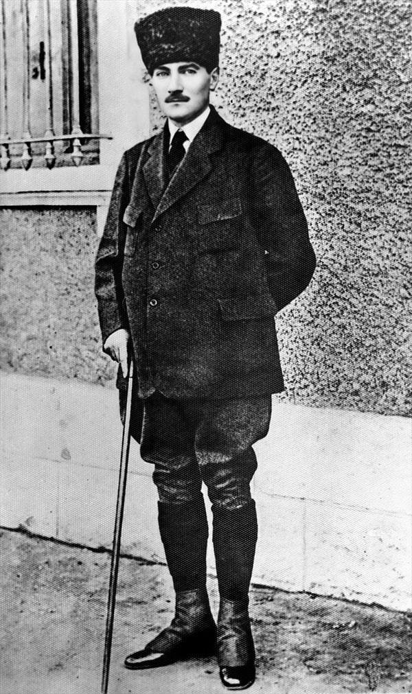 Ayrıca Osmanlı Hükümetinin verdiği görevden ve askerlikten istifa ederek, 23 Temmuz 1919'da Erzurum'da, 4 Eylül 1919'da Sivas'ta toplanan kongrelerin başkanlığını yaptı.