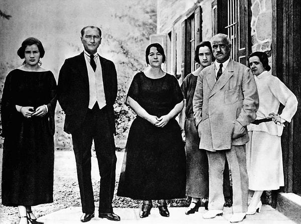 Türkiye Büyük Millet Meclisi (TBMM), Atatürk'ün öncülüğünde 23 Nisan 1920'de Ankara'da tarihi görevine başladı, Mustafa Kemal Atatürk, Meclis ve Hükümet Başkanı seçildi.