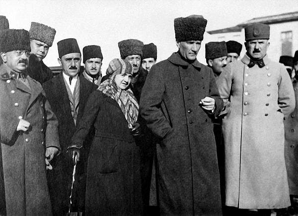 TBMM açılarak milli bir hükümet kurulmasına rağmen Osmanlı Hükümeti ile İtilaf Devletleri arasında 10 Ağustos 1920'de Sevr Antlaşması imzalandı.
