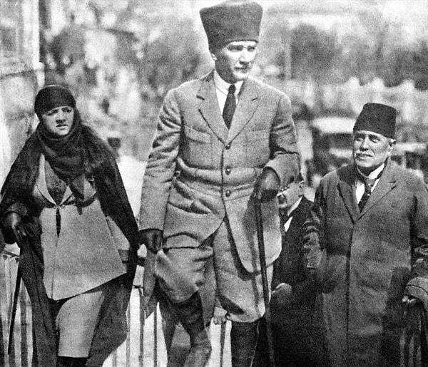 Yunan ordusunun 23 Ağustos 1921'de yeniden taarruz etmesiyle Sakarya Meydan Muharebesi başladı. Atatürk, birliklere, "Hattı müdafaa yoktur, sathı müdafaa vardır. O satıh bütün vatandır. Vatanın her karış toprağı vatandaşın kanıyla ıslanmadıkça terk olunamaz." diyerek tarihe geçen emrini verdi.